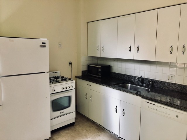 Building Photo - 452 W St James Pl