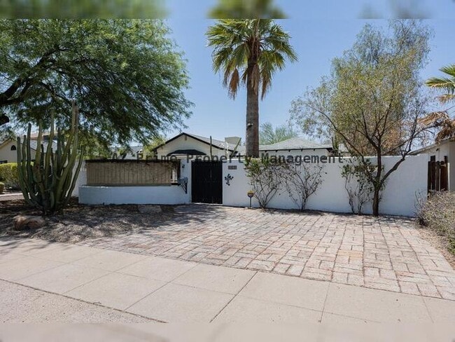 Building Photo - 1429 E Palm Ln