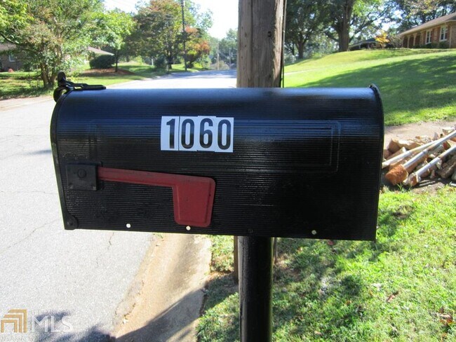 Foto del edificio - 1060 Delmont Terrace