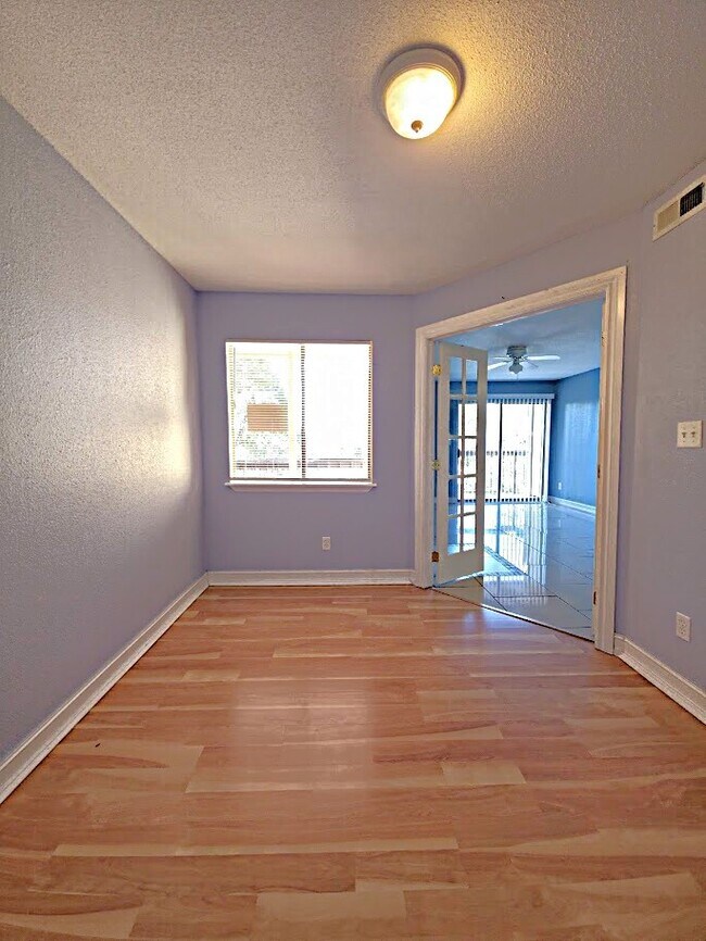 Foto del edificio - Beautiful 1 Bedroom + Den at Village Creek