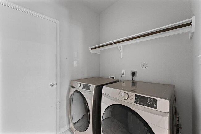 Building Photo - 5443 Grand View Dr