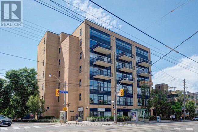 Photo du bâtiment - 833-833 King St W