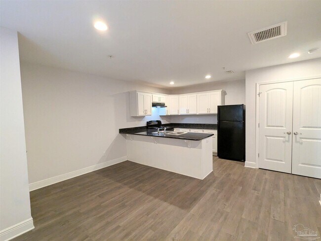 Foto del edificio - 313 N Navy Blvd