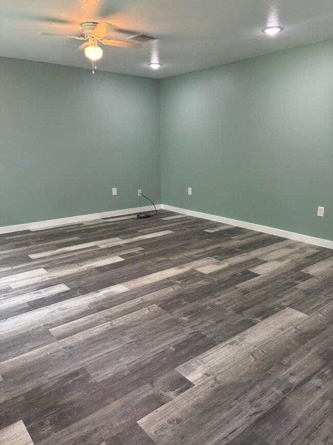 Foto del edificio - 8220 Crestview Dr