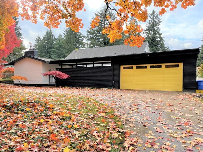 Building Photo - Beautiful 3 Bed + 2.5 Bath Remodeled Mid-C...