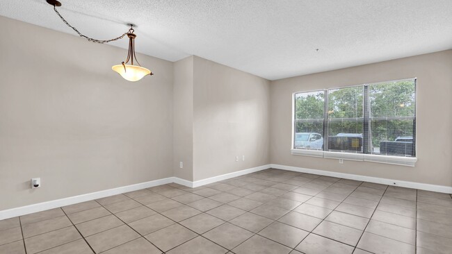 Building Photo - Charming 1BD/1BTH Ground Level Condo in St...