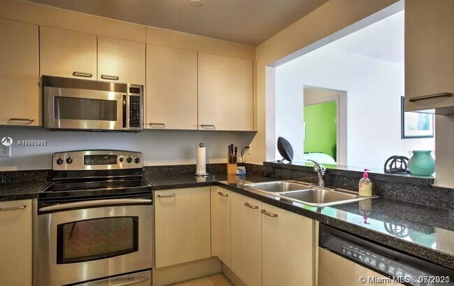Building Photo - 225 Collins Ave