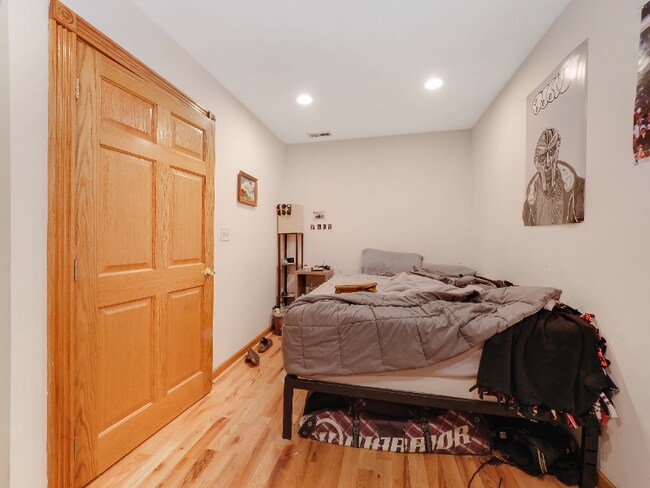 Foto del edificio - 2425 N Greenview Ave