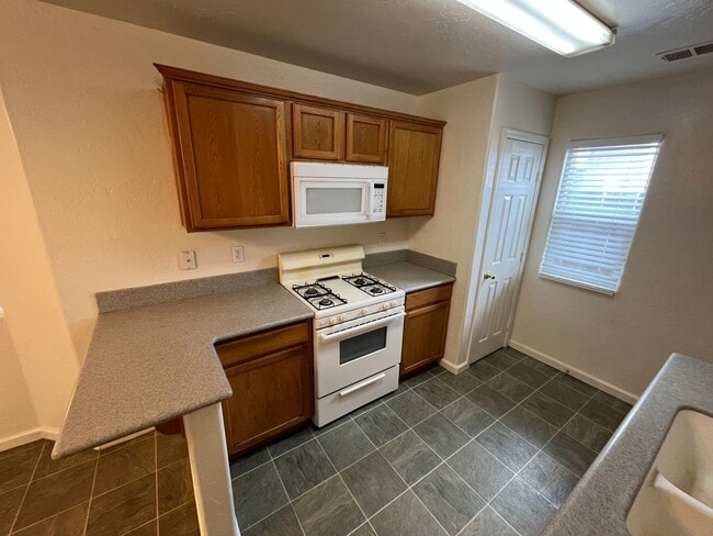 Foto del edificio - CHARMING HOME In Porterville