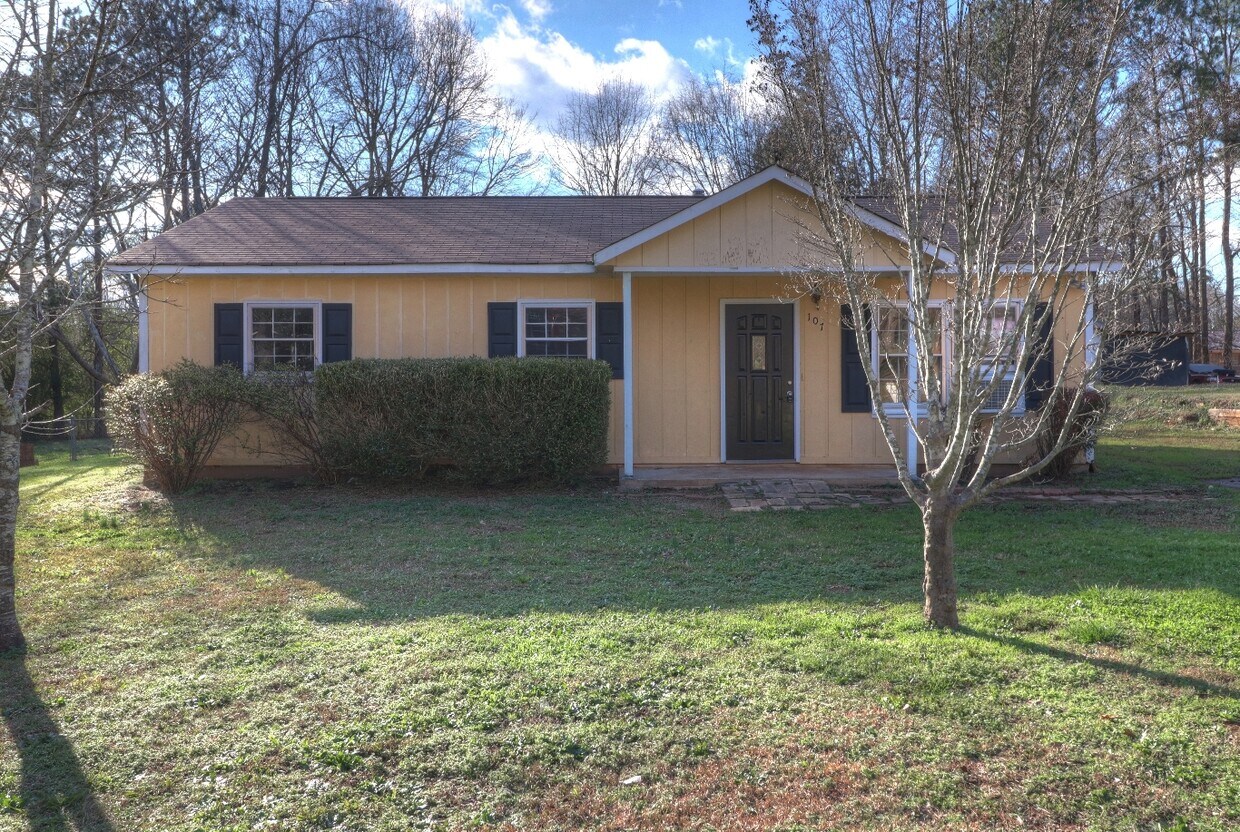 Primary Photo - 107 Oakwood Cir