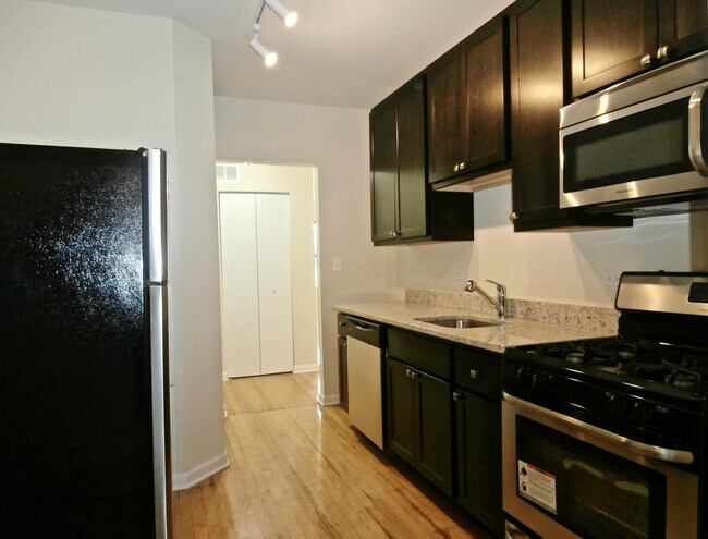 Building Photo - 3119 W Lawrence Ave