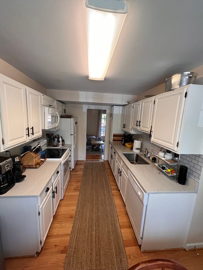 Building Photo - Renovated Townhome in the Heart of Bethesd...