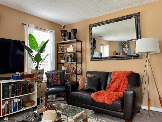 Foto del edificio - Room in Single Family Home on Woodwind Way