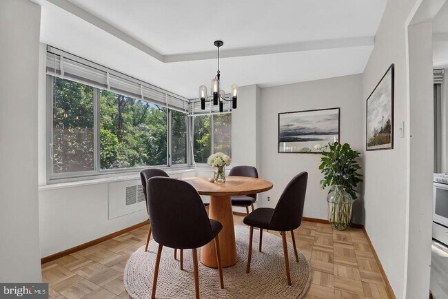 Foto del edificio - 4200 Cathedral Ave NW