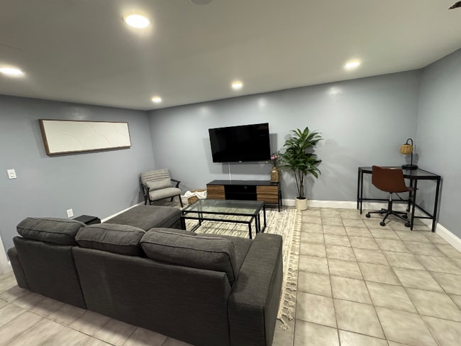 Building Photo - 5006 Meadowbrook Dr