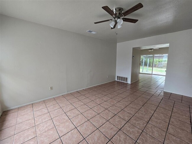 Building Photo - 1109 Village Green Dr