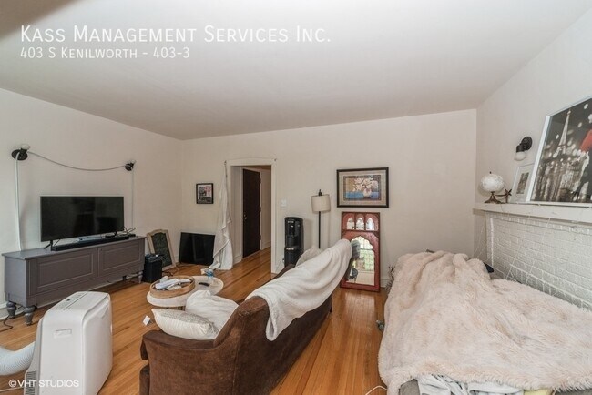 Building Photo - Amazing Oak Park Location.  1 BR, Top Floor