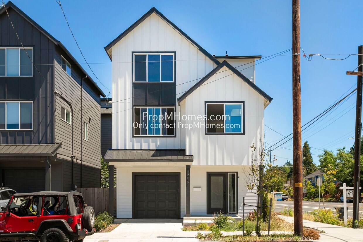 Primary Photo - Cully Haven: Modern 4BR/3BA Duplex!