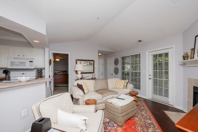Building Photo - Summer House – 2BR/2BA Top-Floor Condo wit...