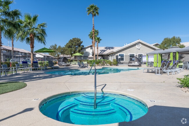 Piscina y spa con cabañas alrededor. - Vida Las Vegas