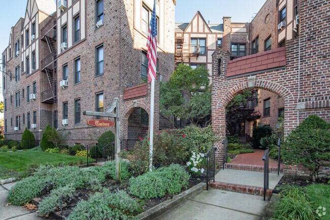 Foto de la entrada - Rockville Tudor Apt. Corp.