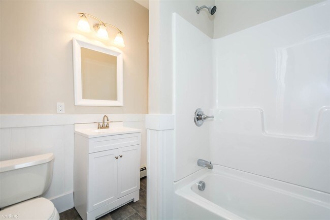 Foto del edificio - 3 br, 1 bath Triplex - 246 Lake St