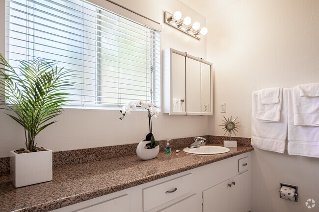 1HAB, 1BA Baño - Glenwood Garden Apartments