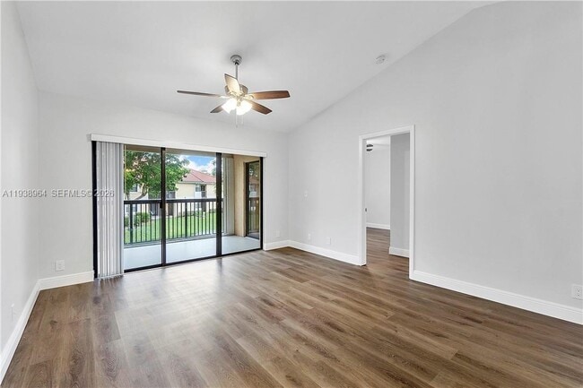 Foto del edificio - 5861 Riverside Dr