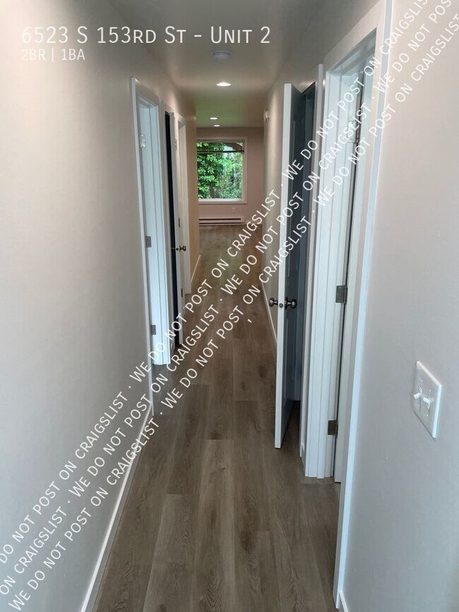 Building Photo - Tukwila - Updated 2 Bedroom / 1 Bath Apart...