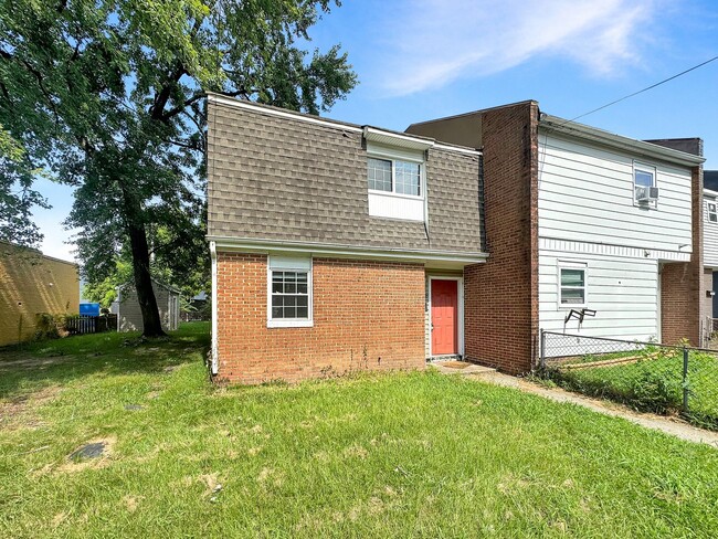 Spacious 3-Bedroom Townhome Minutes from D... - Spacious 3-Bedroom Townhome Minutes from D...