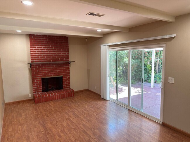 Building Photo - Clean 3 Bedroom 2 Bath Single Family Home ...
