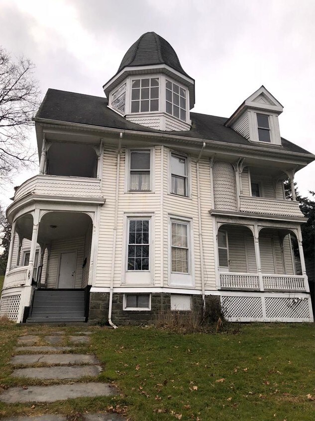 Primary Photo - 105 York Ave