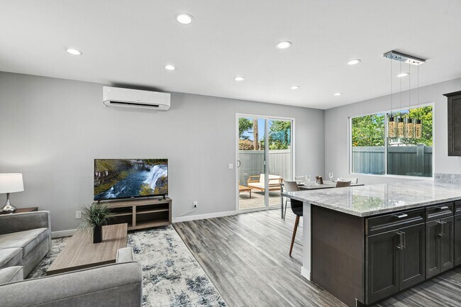 Foto del edificio - Coastal 3-Bedroom 2-Bathroom House with Hu...