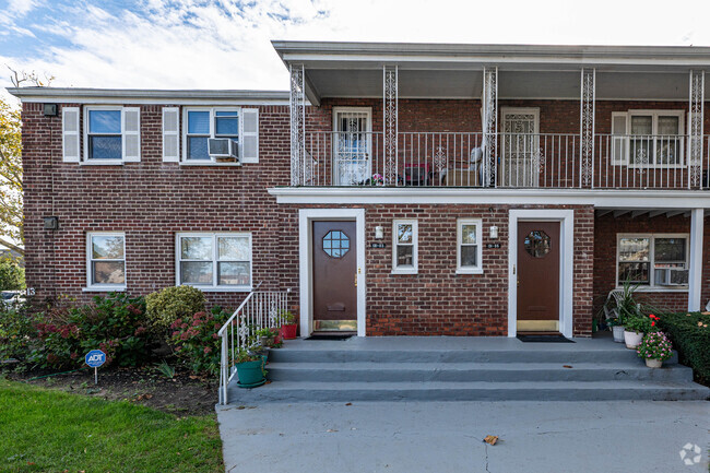 Entrada del edificio - Laurelton Gardens