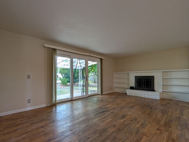 Foto del edificio - Charming 3-Bedroom, 1.5-Bath Home ~ Landscaping Provided!