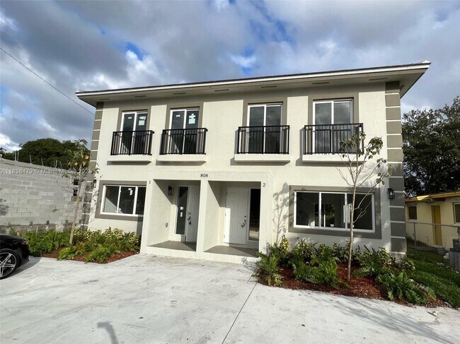 Foto del edificio - 808 NW 16th Ave