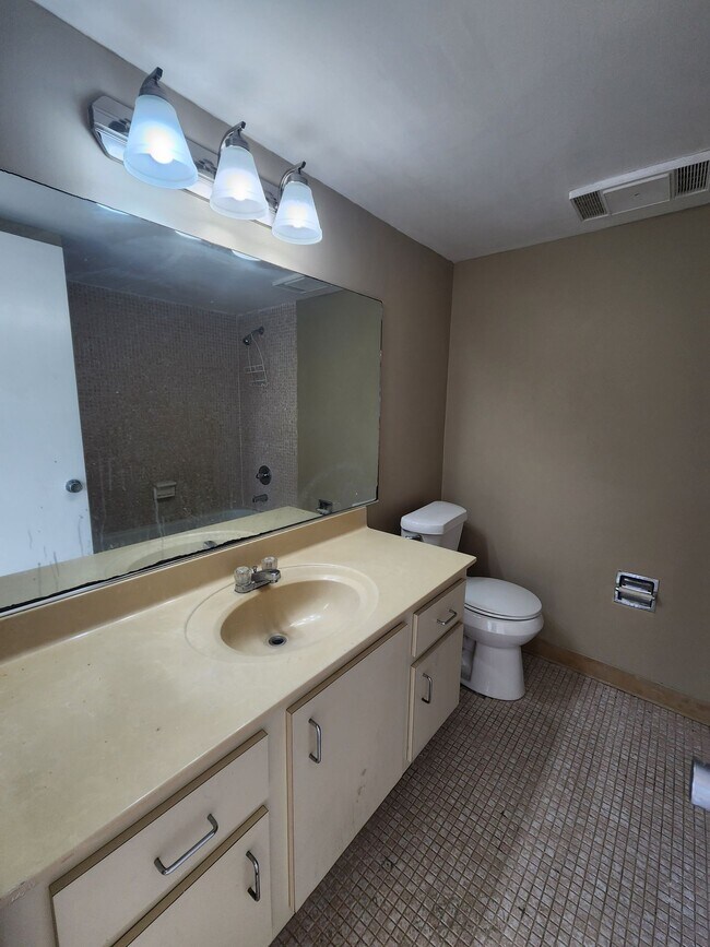 Foto del edificio - Large Nice and Clean 1BR/1.5BA with Great Layout  in Prime Inverrary Location (Rent includes wate...