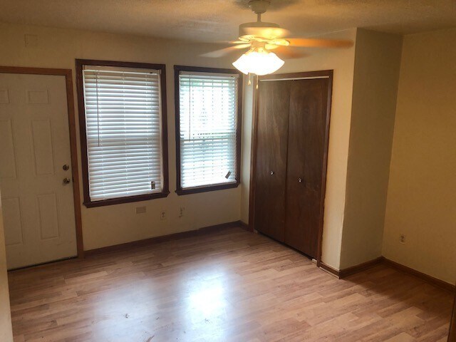 Building Photo - Super Cute with storage !