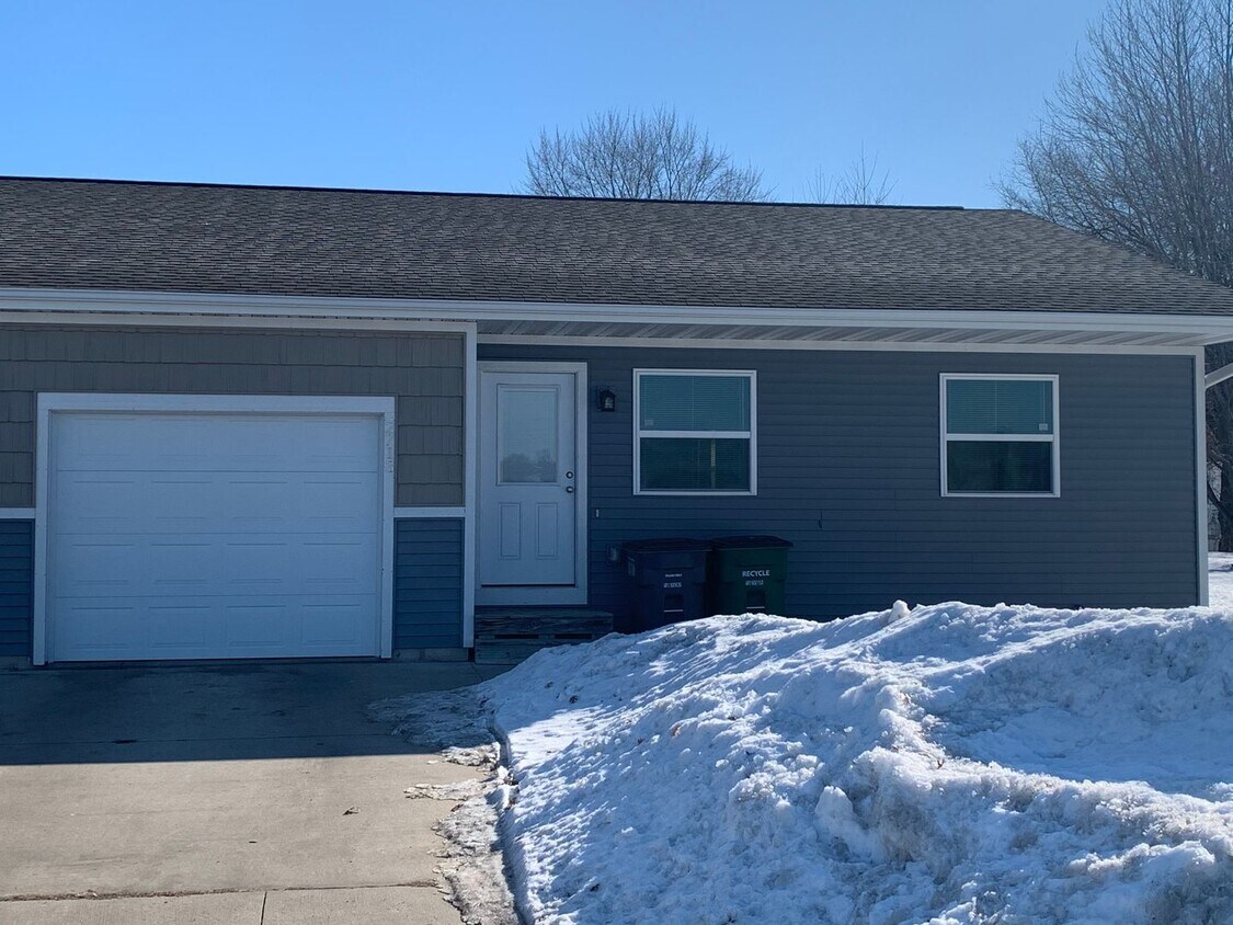 Building Photo - 2 Bedroom Duplex