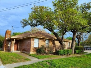 Building Photo - 2202 Bolivar St