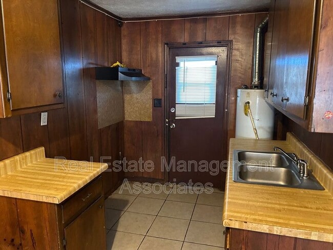 Building Photo - 210 E Chappell St