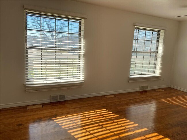 Building Photo - 421 Frances Way