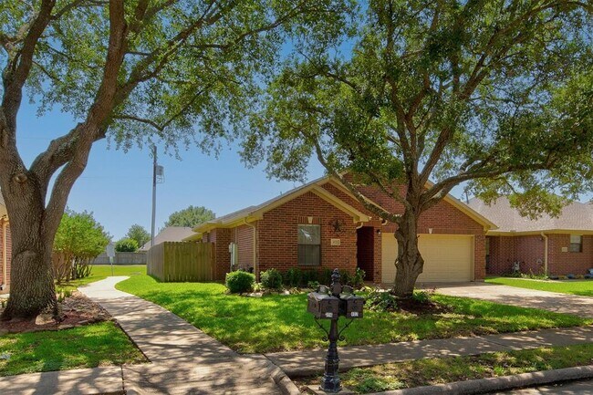 Building Photo - 402 Live Oak Ln