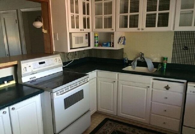 Building Photo - CLOSE TO UNR - HARDWOOD FLOORS - FENCED BA...