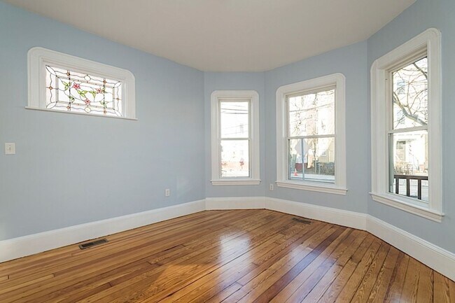 Building Photo - 9/1 Massive, renovated 7BR/2BA in Porter Sq!