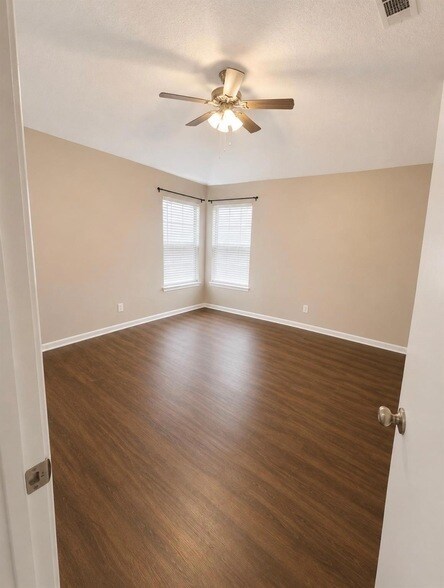 Foto del edificio - 16405 Lone Wolf Dr
