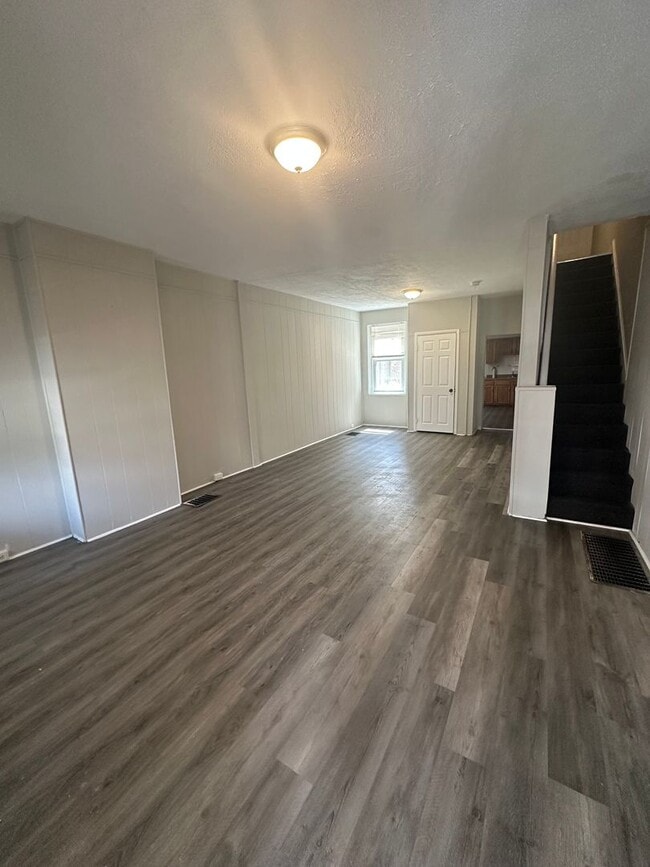 Building Photo - 3 Bed, 1 Bath Townhome