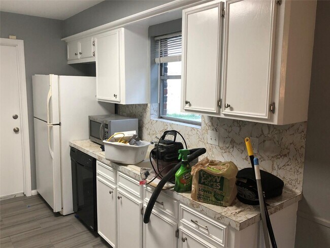 Building Photo - 16342 Autumn Wind Dr