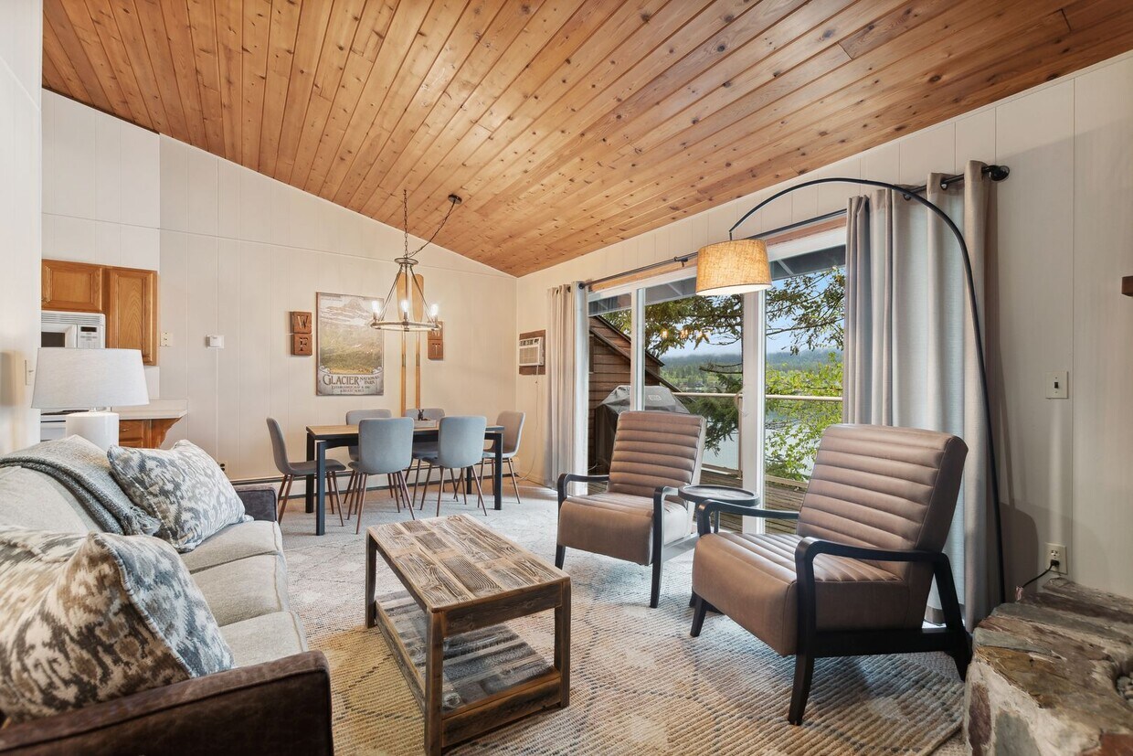 Foto principal - 1 bedroom, 1 bath Condo on Whitefish Lake