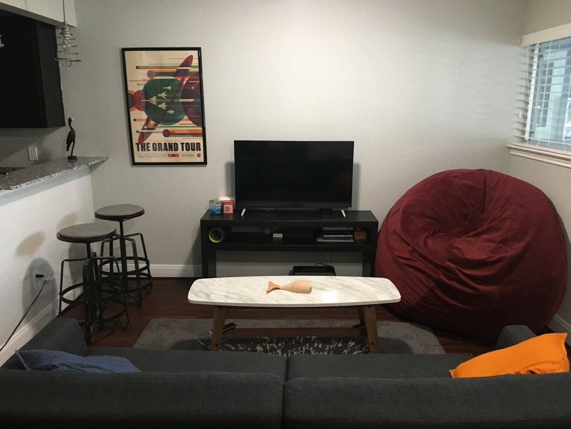 Amplia moderno sillón, televisor grande, LoveSac. - 4719 Harmon Ave